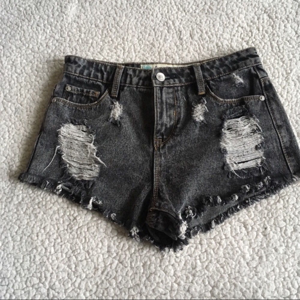 🛍 Delia’s Black High Waist Destroyed Short